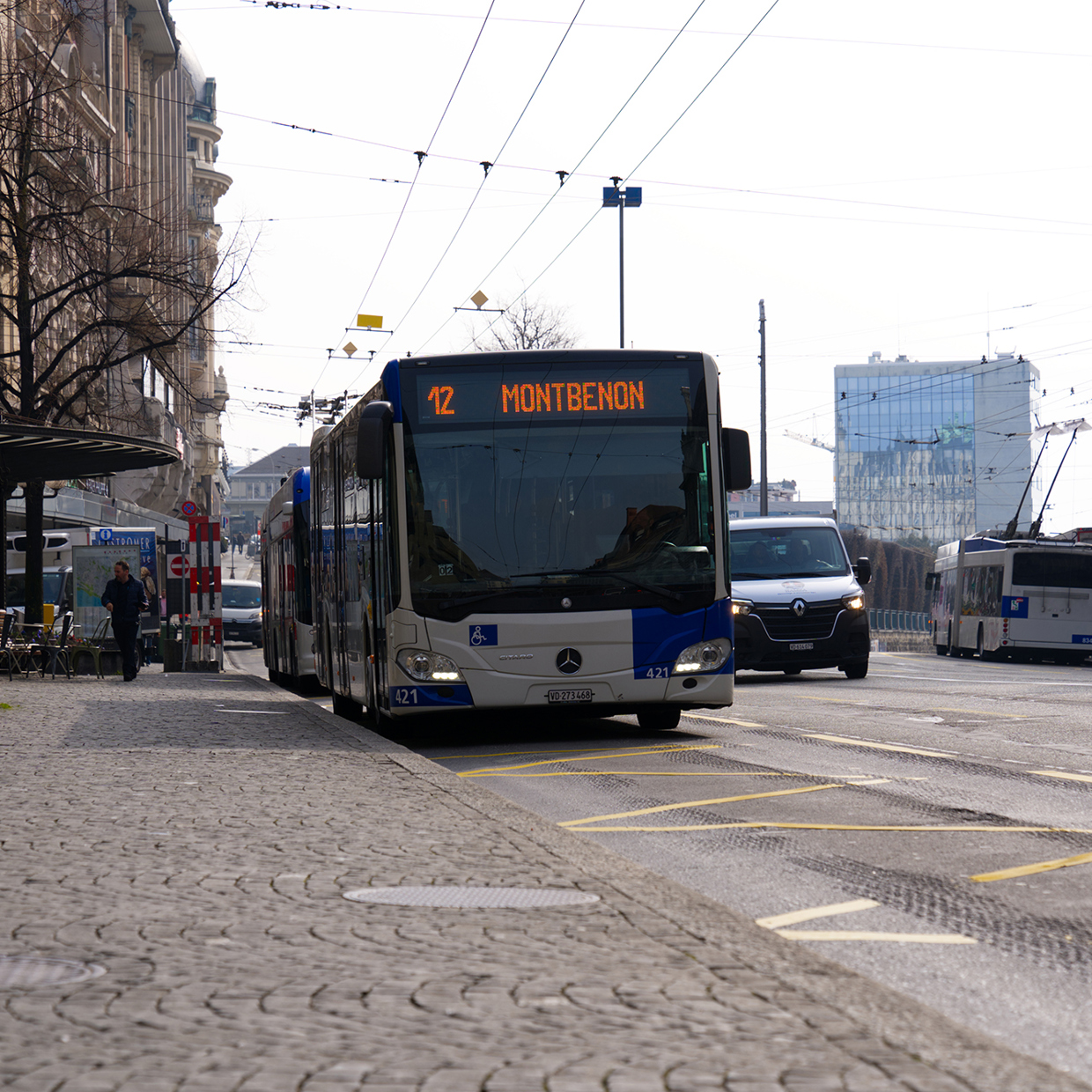 Un bus des transports publics lausannois à une station à Lausanne